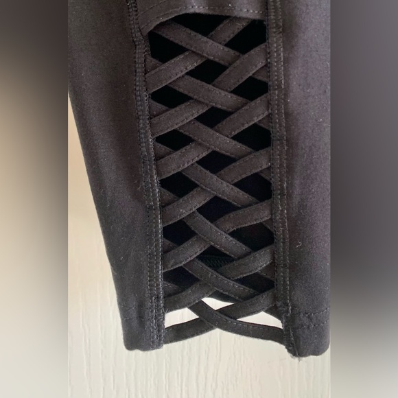 NYGARD SLIMS Pull On Capris Black Women's size Large Crisscross Detail - Picture 3 of 6